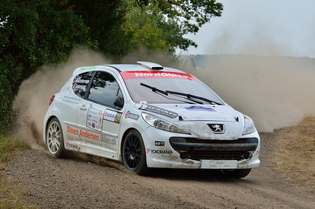 Thomas Andersen kaster sin Peugeot 207 RC gennem et sving på en grusvej, mens Ditte Kammersgaard læser noterne
(Foto: Michael Eisenberg)